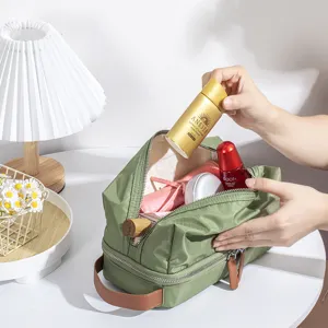 Tragbare wasserdichte Kulturtasche in Olivgrün mit doppellagigem Design für Reisen