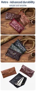 Vista dettagliata di pochette a busta in pelle retrò in vari colori e texture.