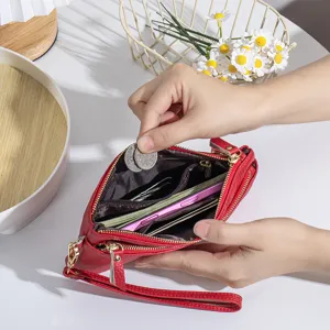 Pochette bracelet en cuir de vachette rouge montrant une grande capacité pour téléphone