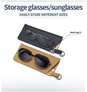 Détail de deux étuis à lunettes fins en cuir noir et marron avec rangement exposé.