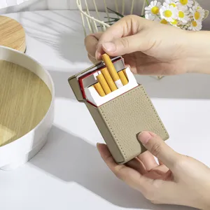 Elegante pitillera de cuero beige con tapa magnética para hombres y mujeres