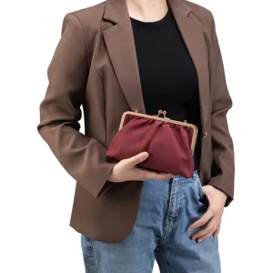 Elegante bolso de mano plisado burdeos con textura de piel suave para eventos de gala.