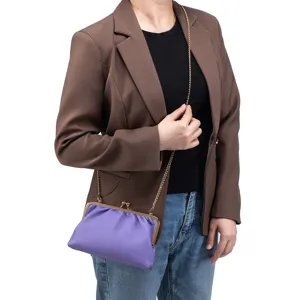 Elegante bolso de mano plisado morado con cadena dorada para mujer.