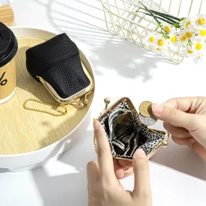 Minimalistische Mini-Münzbörse aus Leder mit Kussverschluss und goldener Kette