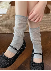 Calzini slouch sottili grigi da donna traspiranti estivi scaldamuscoli con scarpe eleganti nere