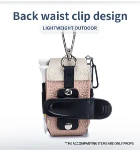 Detailansicht der tragbaren Golfballtasche aus Leder mit dem hinteren Taillenclip-Design.