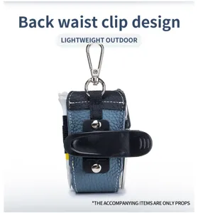 Detailansicht des hinteren Taillenclips und Metallkarabiners an der Golf-Ledertasche