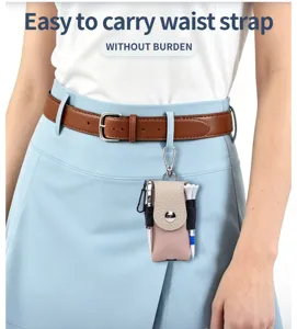 Detailansicht der tragbaren Golfballtasche aus Leder mit Hüfthaken zum Tragen.