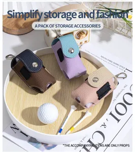 Detailansicht von bunten Leder-Golfballtaschen mit einem Golfball auf einem weißen Tablett
