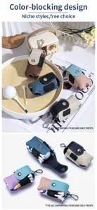 Detailansicht der Golfballtaschen aus Leder in Color-Blocking mit Tee-Halter und Haken.