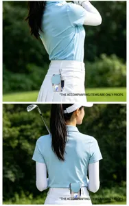 Nahaufnahme einer tragbaren Golfballtasche aus Leder am Rock einer Golferin