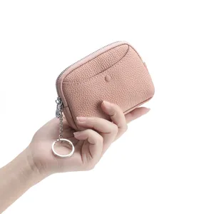 Kompakte rosa Münzbörse aus gepresstem Leder mit silbernem Schlüsselanhänger