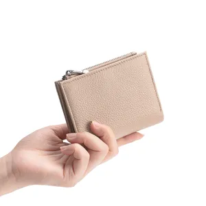 Elegante kurze Damen-Geldbörse aus echtem Leder mit Kieselmaserung in der Hand gehalten