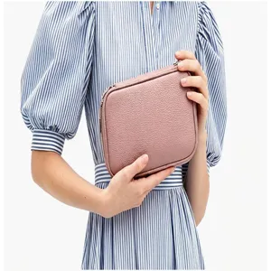 Hochwertige rosa Kosmetiktasche aus genarbtem Leder, weiche Textur und Handheld-Design