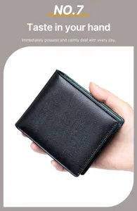 Schwarzes Echtleder-Bifold-Portemonnaie mit grünem Innenfutter und Texturdetails.