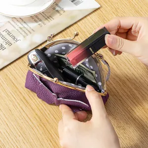 Petit porte-monnaie en cuir véritable violet avec fermoir à clip et objets du quotidien