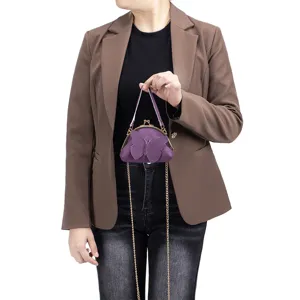 Petit porte-monnaie papillon en cuir violet muni d'une fine chaîne dorée élégante.