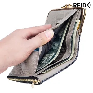 Δερμάτινο πορτοφόλι με προστασία RFID, λεπτομέρεια φιδιού και χρυσό κλείσιμο με κλιπ