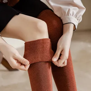 Warme karamellbraune Overknee-Socken mit weichem und dickem Frottee-Innenfutter