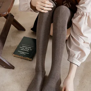 Gemütliche dicke braune Overknee-Thermosocken für den Winter mit Rippenstrick