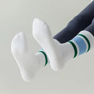 Calzini antiscivolo da yoga per donne con righe colorate e suola in silicone per fitness.