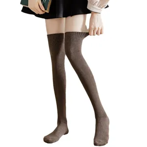 Warme und dicke Winter-Overknee-Socken aus Thermomaterial in einfarbigem Kaffeebraun