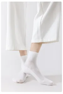 Nahaufnahme der atmungsaktiven weißen Netz-Baumwollsocken am Fuß, feine Strickstruktur.