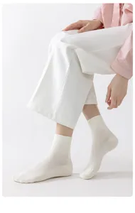 Detailaufnahme von weißen Damen-Baumwoll-Netzsocken, atmungsaktiv für den täglichen Frühling.