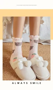 Detalle macro de calcetines de lana de coral rosa con zapatillas de felpa con pompones