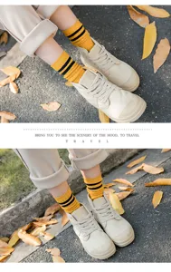 Detailansicht von Damen Herbst gestreiften WadenSocken kombiniert mit schicken Segeltuchschuhen.