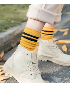Damen gestreifte Crew Socken Freizeit Mode bequeme Strumpfwaren fuer den Alltag Fruehling
