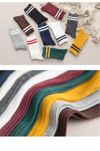 Nahaufnahme Detail von bunten College Streifen Socken mit weicher gerippter Strickstruktur.