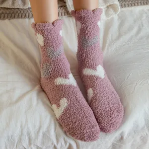 Calcetines acogedores de forro polar coral rosa con patrones de corazones para invierno