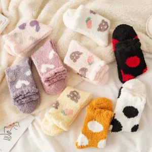 Calcetines suaves de forro polar coral para mujer con diseños lindos para el invierno.