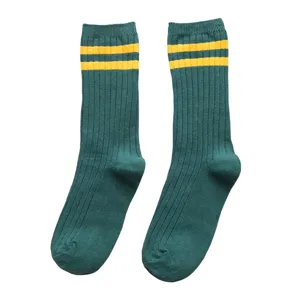 Damen grüne Crew Socken mit doppelten gelben Streifen, modische College Baumwollsocken.