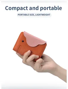 Vue en main d'un joli porte-cartes en cuir éléphant montrant sa taille compacte et portable