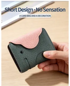 Vue détaillée du joli porte-cartes en cuir éléphant avec texture grainée et rabat rose