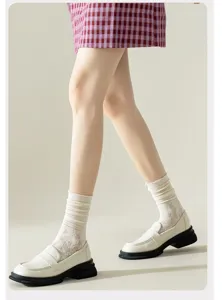 Detailansicht weißer Spitzen-Crew-Socken mit Hohlmustern und Rüschenrändern
