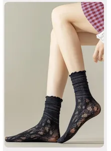 Detailansicht schwarzer hohler Spitzen-Socken mit aufwendigem floralem Netzmuster