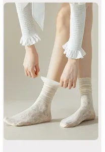 Detailansicht weißer durchbrochener Spitzen-Crew-Socken mit zarten Rüschen und Blumen