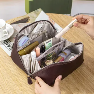 Große Kosmetiktasche aus pflanzlich gegerbtem Leder mit praktischen Innenfächern