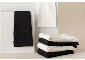 Calze a compressione tinta unita in nero e bianco, versatili e snellenti per le gambe ogni giorno.