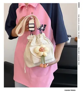 Nahaufnahme einer japanischen Canvas-Umhängetasche mit einer süßen Plüschblume