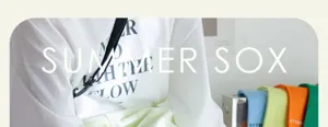 Detailaufnahme von bunten Baumwollsocken im Lifestyle-Setting mit sauberer Ästhetik.