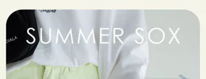 Detailaufnahme von casual Sommer Mode Outfit und Socken Kombination, minimalistischer Stil.