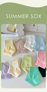 Vista detallada de calcetines de algodón de colores en varios tonos pastel macarrón
