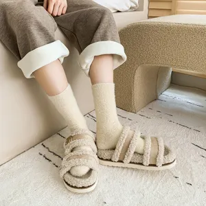 Gemütliche cremefarbene Mohair-Wintersocken für Damen in einer warmen Wohnumgebung.