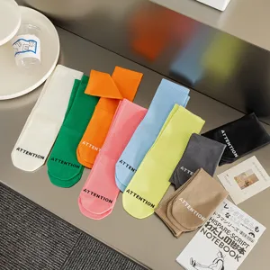 Damen Wadenlang Baumwolle Socken Minimalistisch Bonbonfarben Sport Gerippt Buchstaben Strick Socken Für Tägliche Workout Streetwear