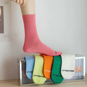 Bunte Baumwolle Mittelsocken mit Buchstaben Druck, modische Sportsocken für Damen.