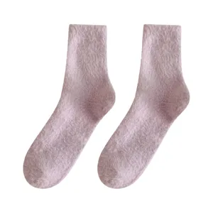 Paar flauschige rosa Mohair-Wadenstrümpfe für Damen auf schlichtem weißem Hintergrund.